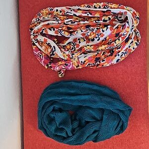 2 scarves - lot / bundle